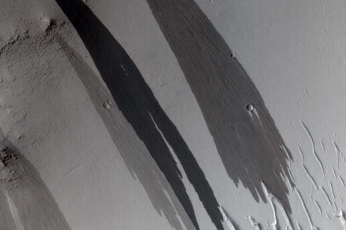 Surface of Mars showing what look like watery streaks