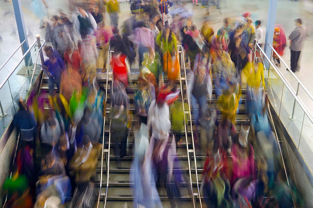 Maths explains how pedestrians avoid bumping into one another
