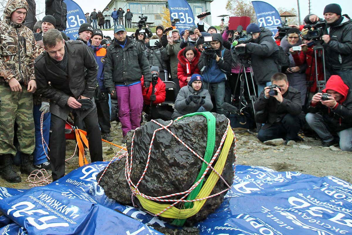A large piece of the Chelyabinsk meteorite extracted from a lake with ropes
