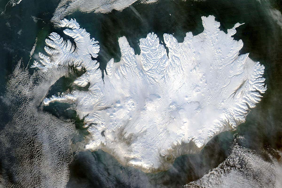 Strange mantle plume under Iceland helps keep Scotland afloat