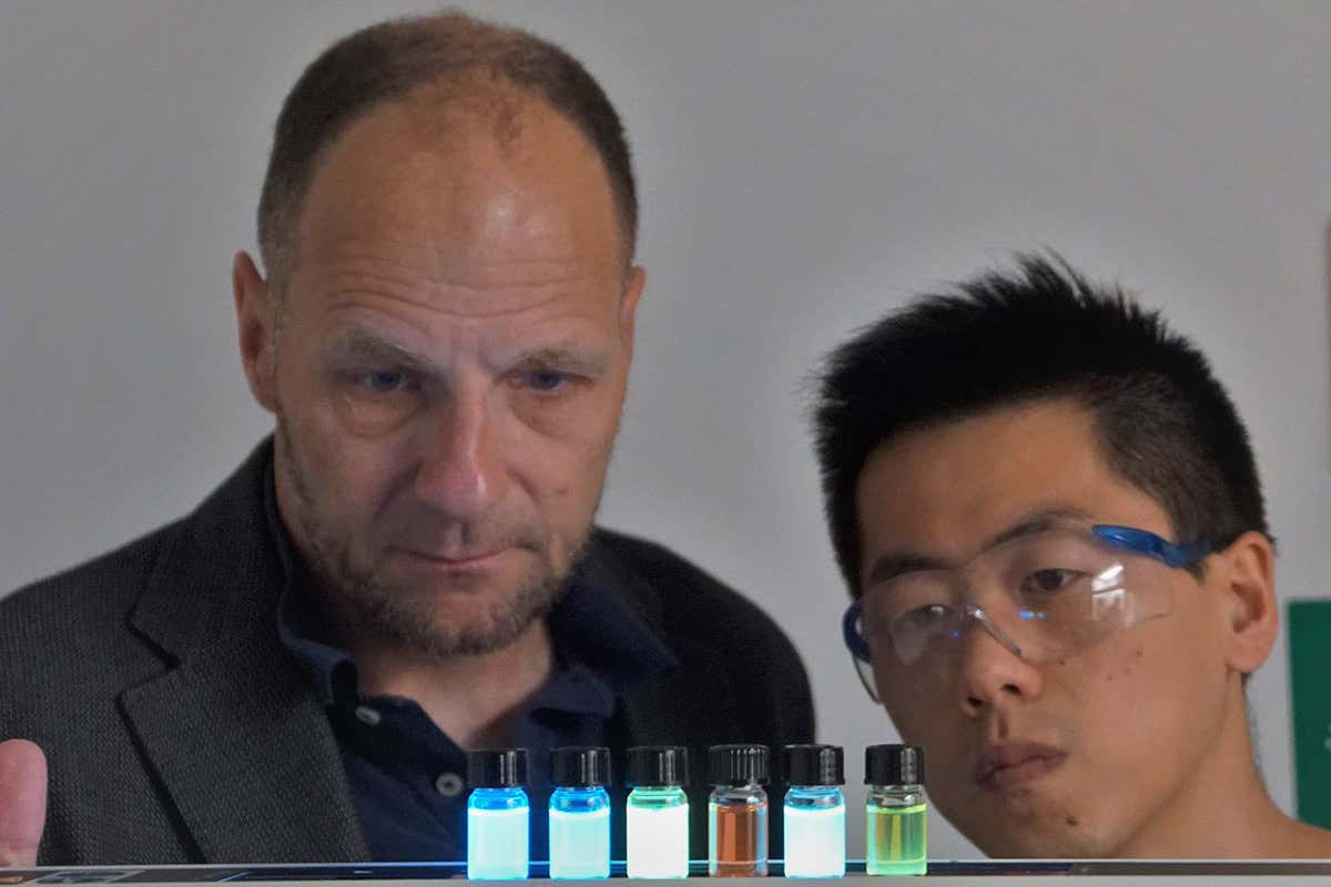 Researchers examine glowing dyes