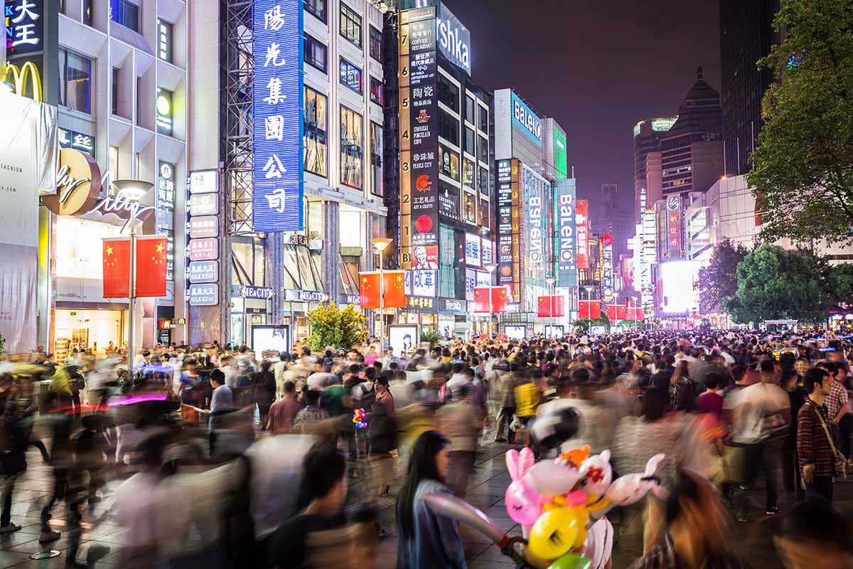 A crowd of people on Nanjing Road Pedestrian Street on the night of the National Day of China
