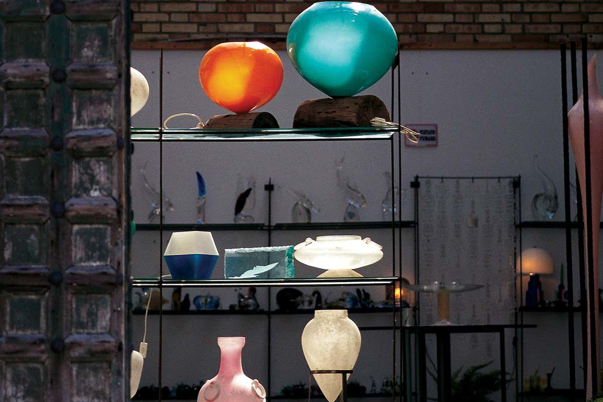 display shelf with lamps