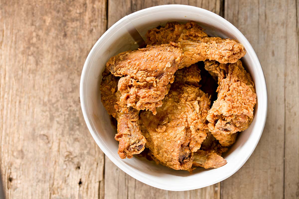 A bowl of fried chicken
