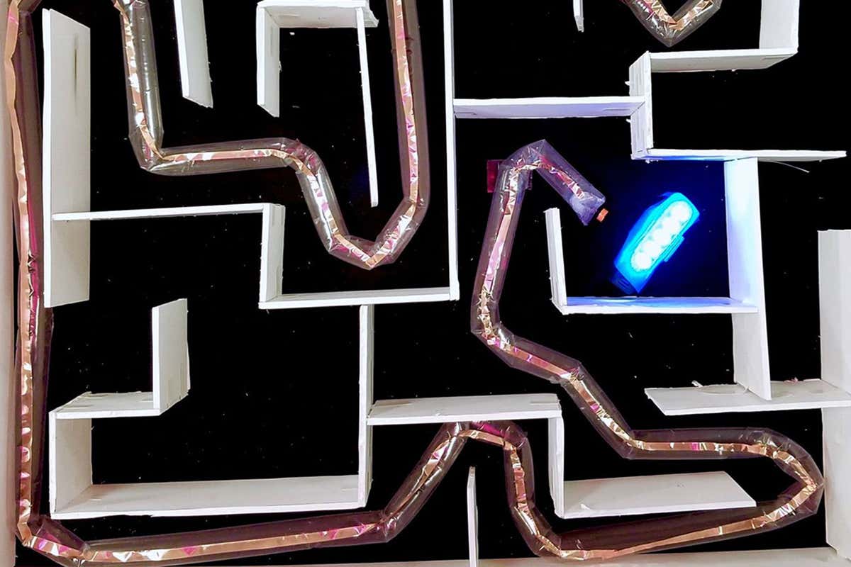 Bendy robot navigates maze