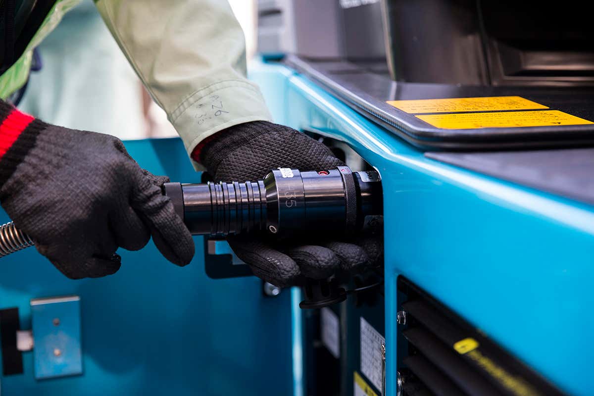 Refuelling hydrogen vehicle