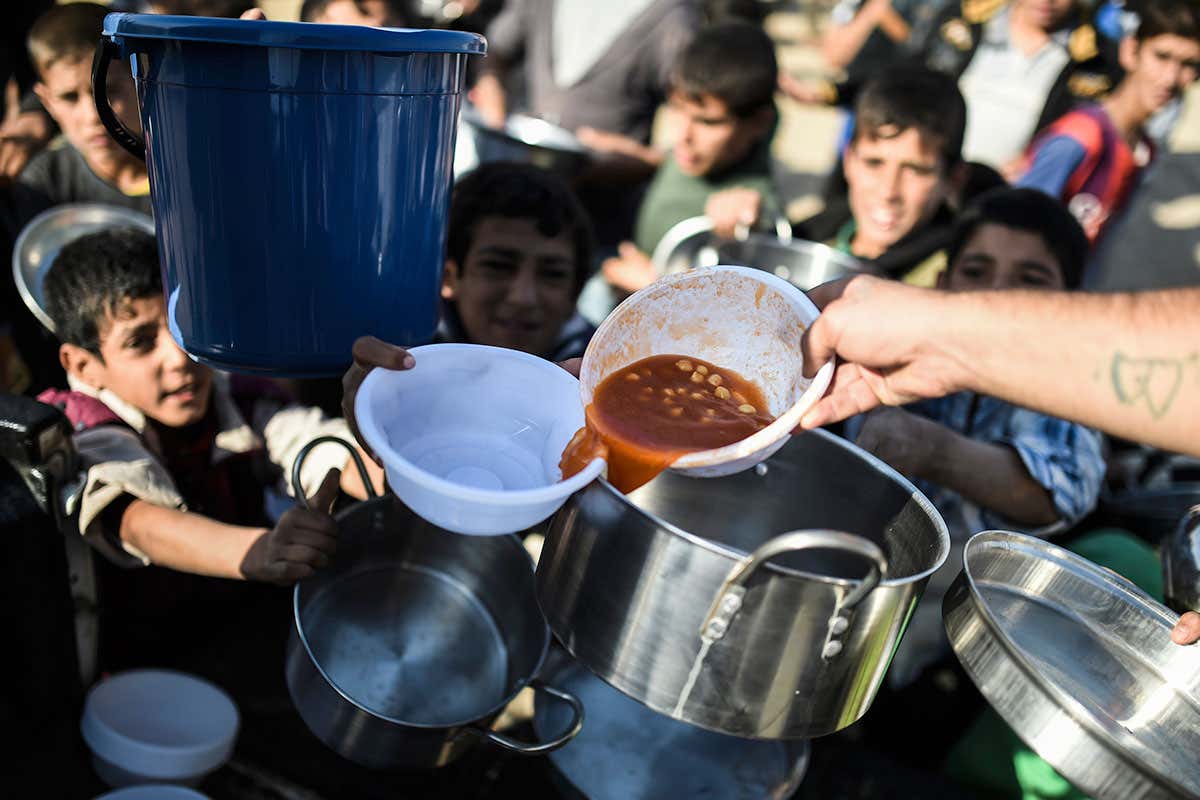 Iraqi boys receive food aid