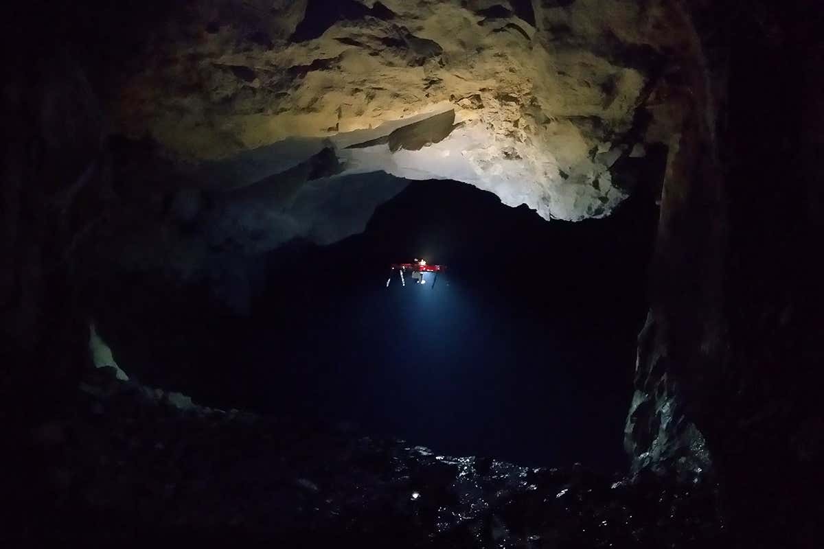 Flying and rolling drone will map underground mines on its own