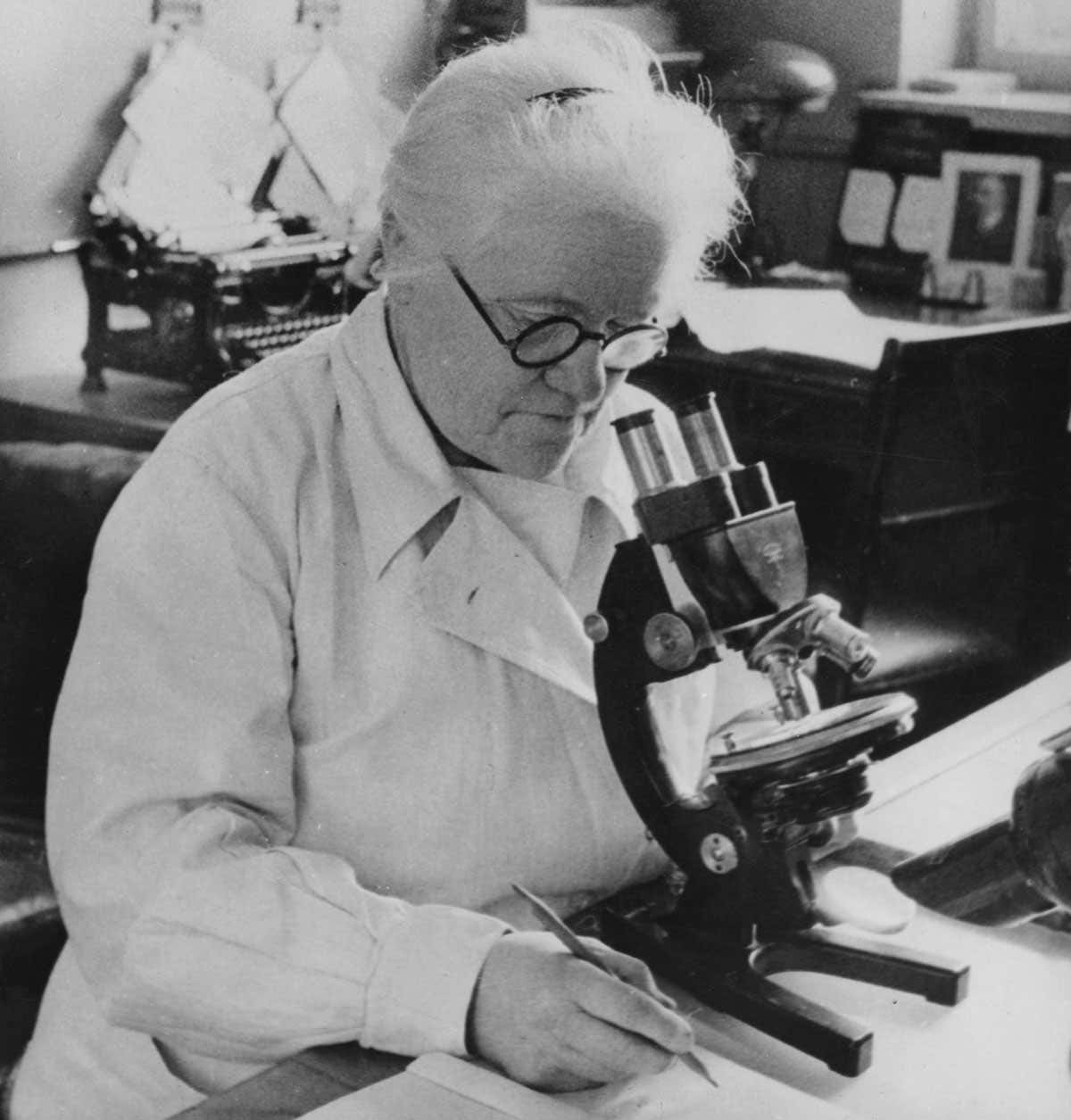 Olga Lepeshinskaya peers into microscope