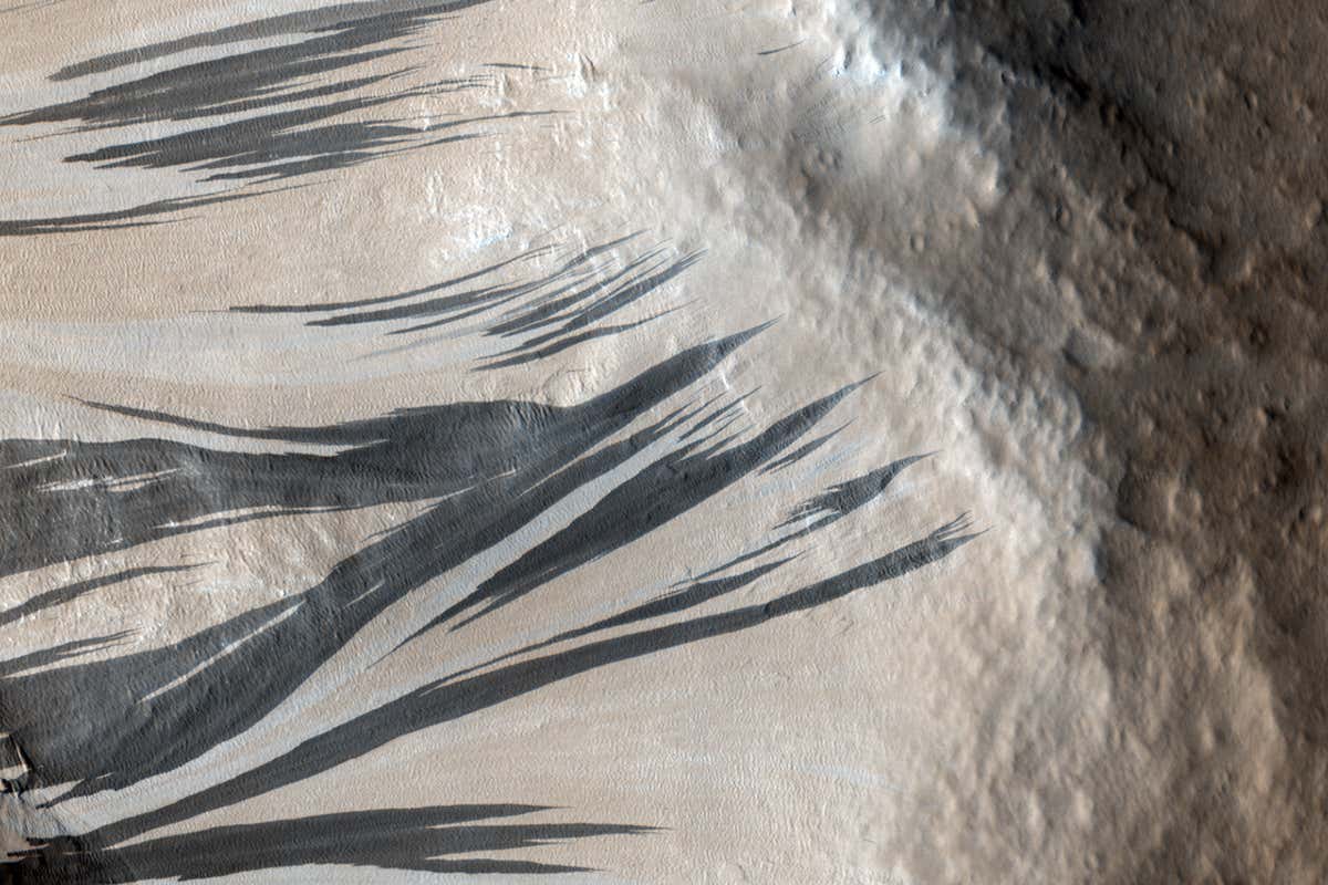 Streaky slopes on Mars