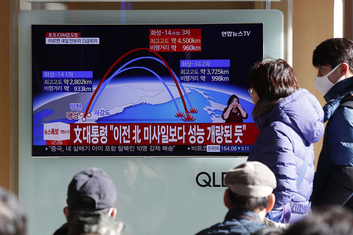 South Koreans watch a news report of North Korean missile launch