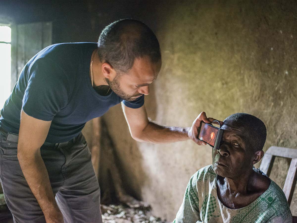 using smartphone to photograph eye