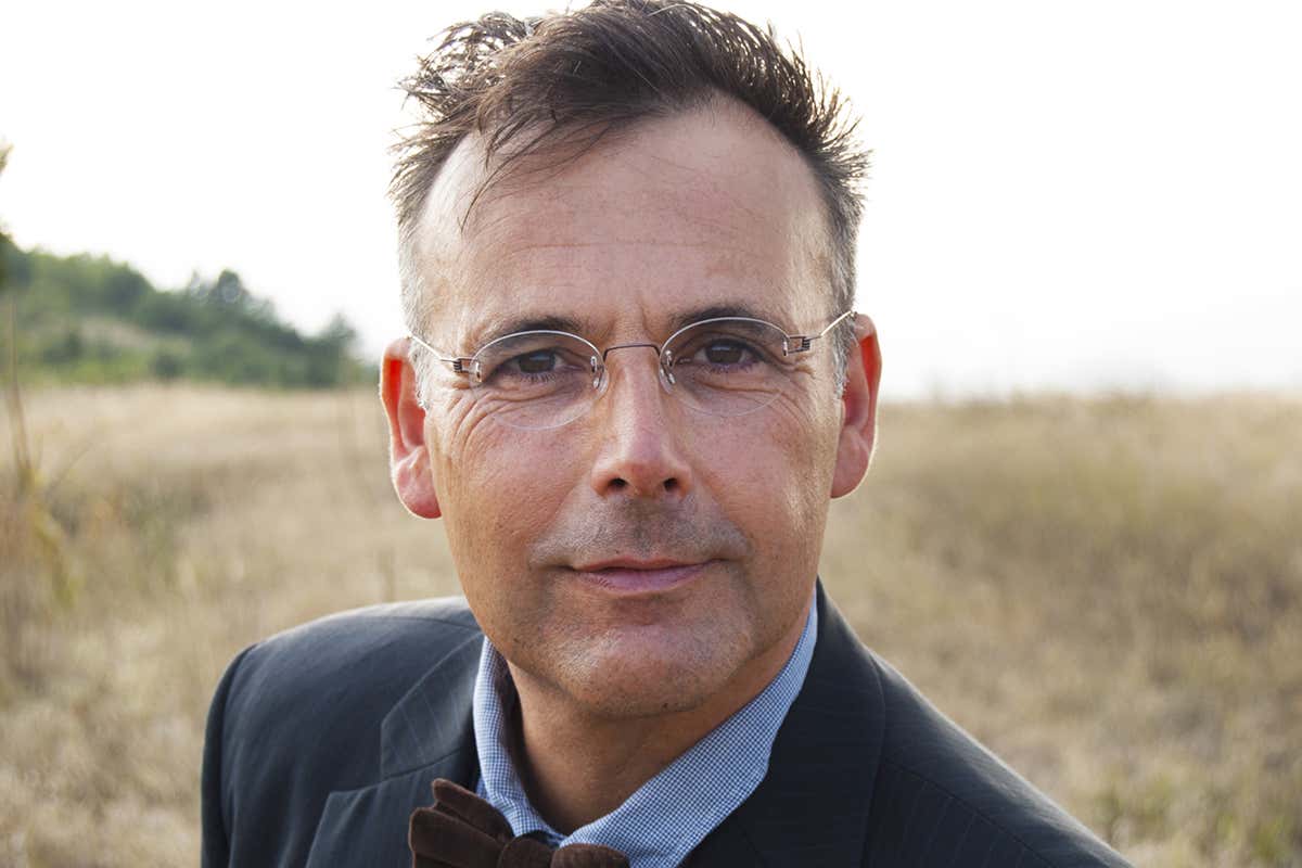 To enjoy Robert Newman’s gig, park your scientific scepticism