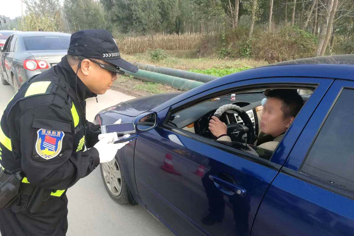 Police stop a driver whilst wearing smart glasses