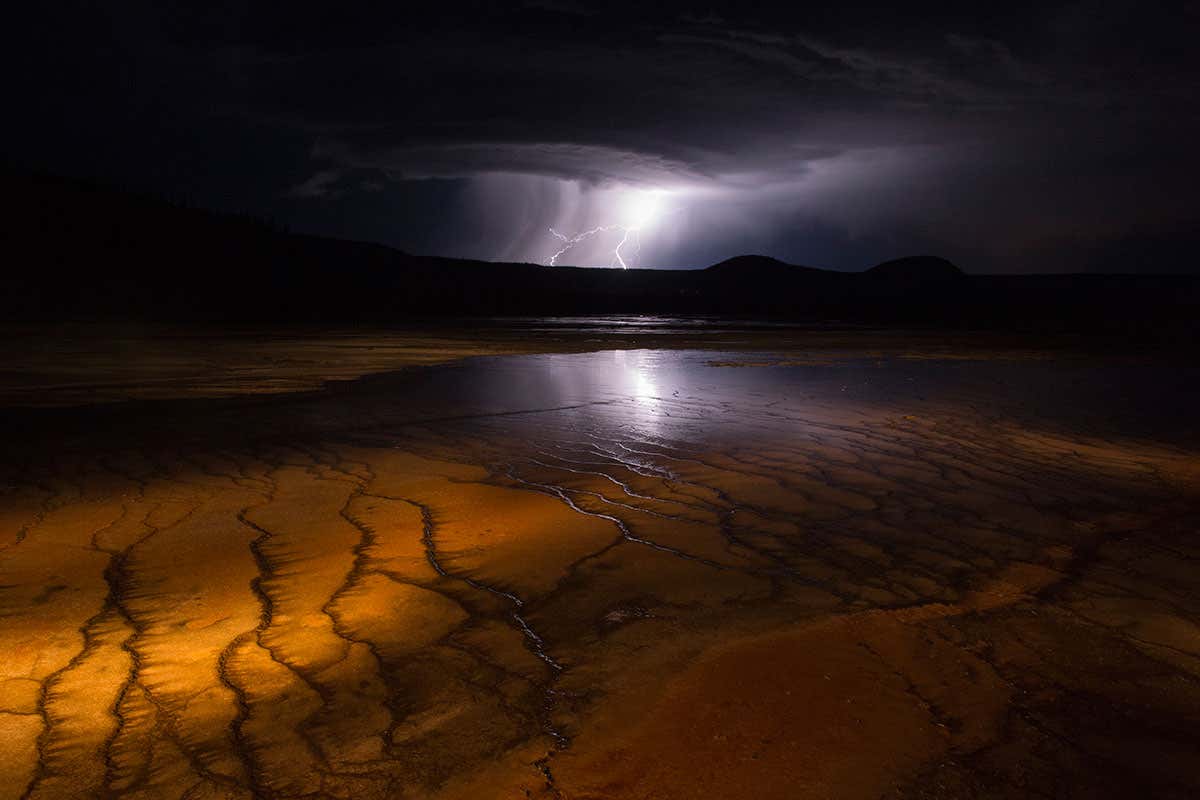 Oceans on alien worlds may form when the air explodes in flames