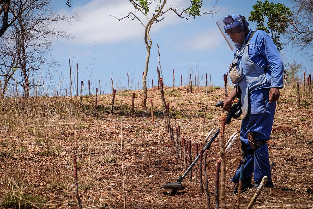 Landmine muncher automatically sifts soil and explodes them