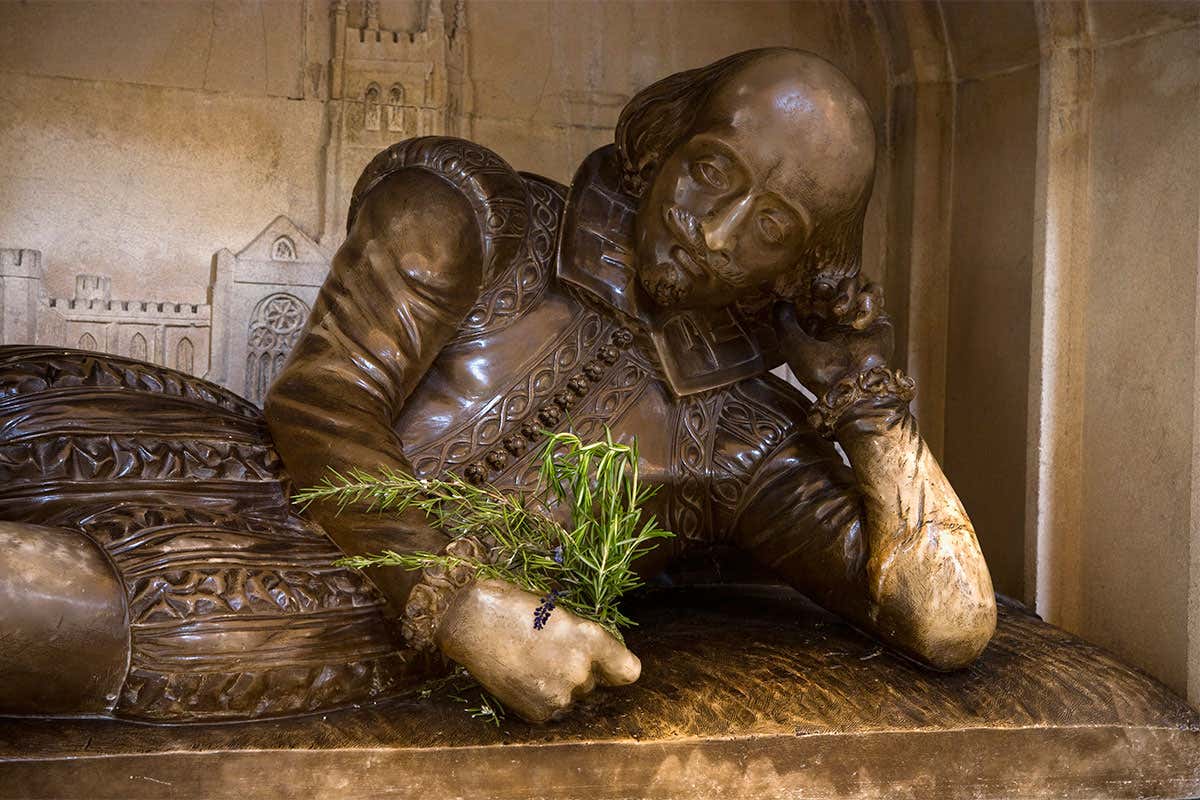 A statue of William Shakespeare