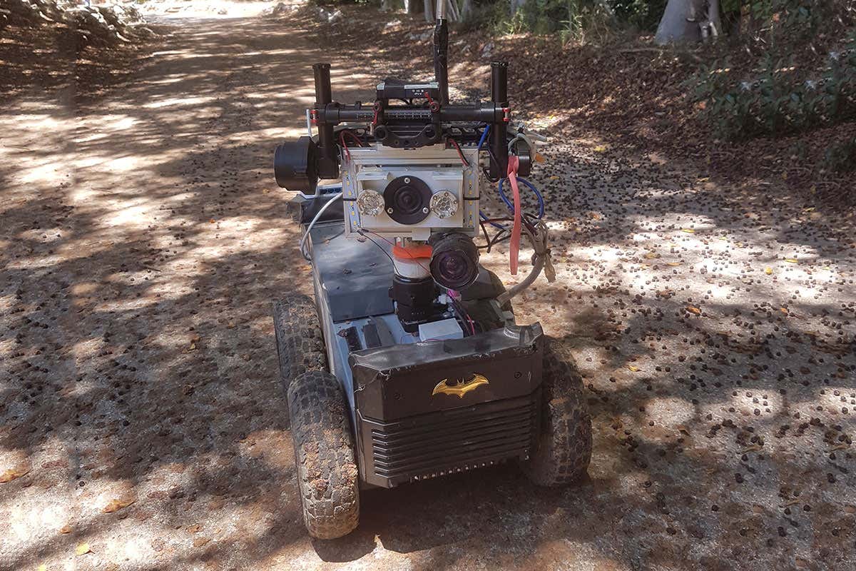 A four-wheeled robot that can echolocate