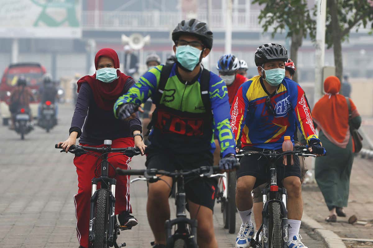 Cyclists with pollution masks