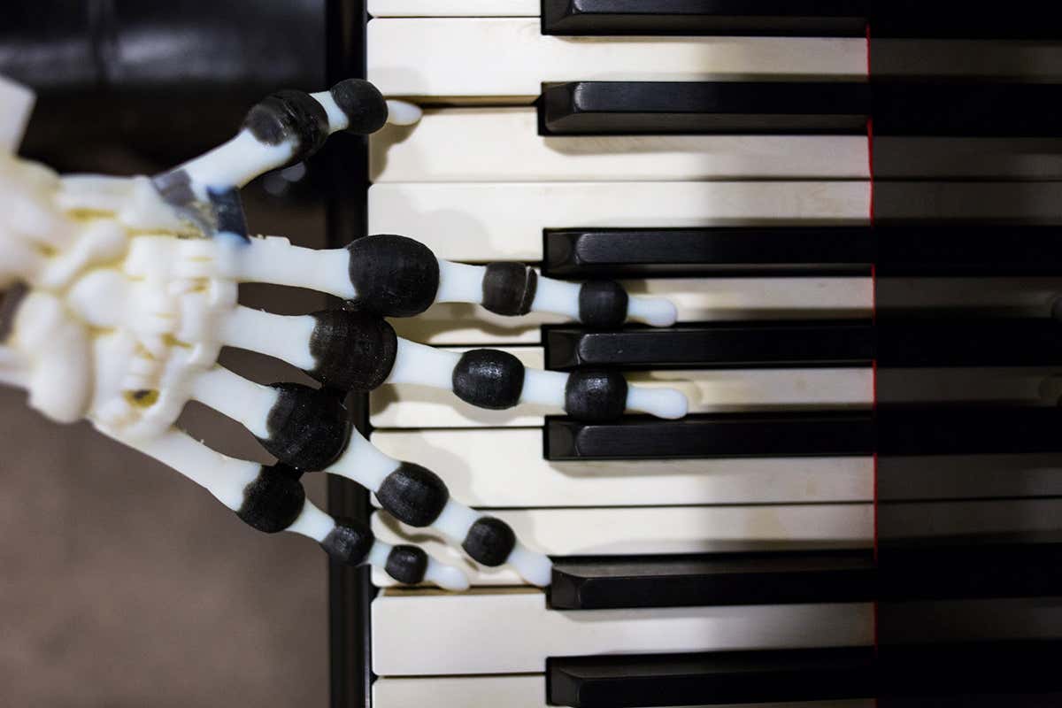 The robot hand play the piano
