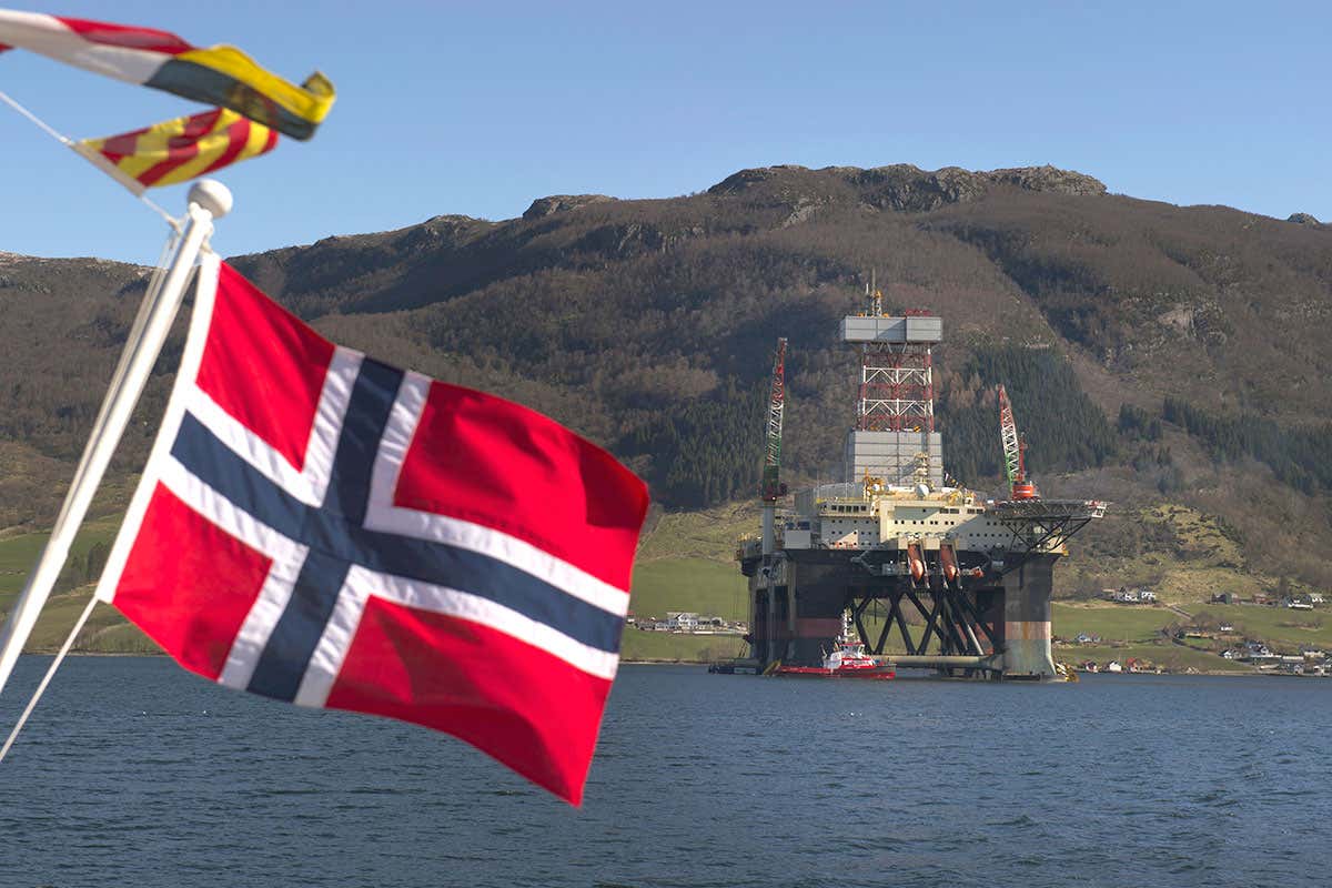 Norwegian flag in front of an oil rig