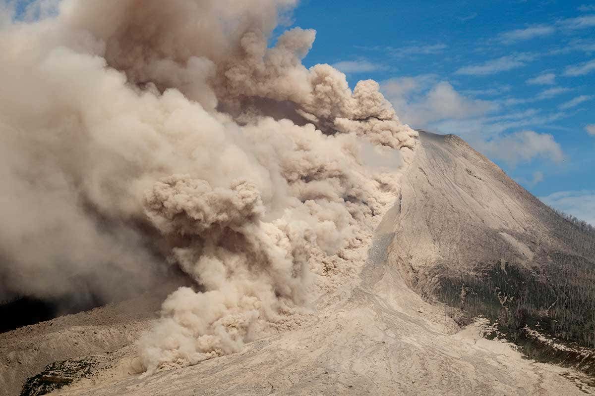 Strong eruption at Mount Sinabung generating large pyroclastic flow