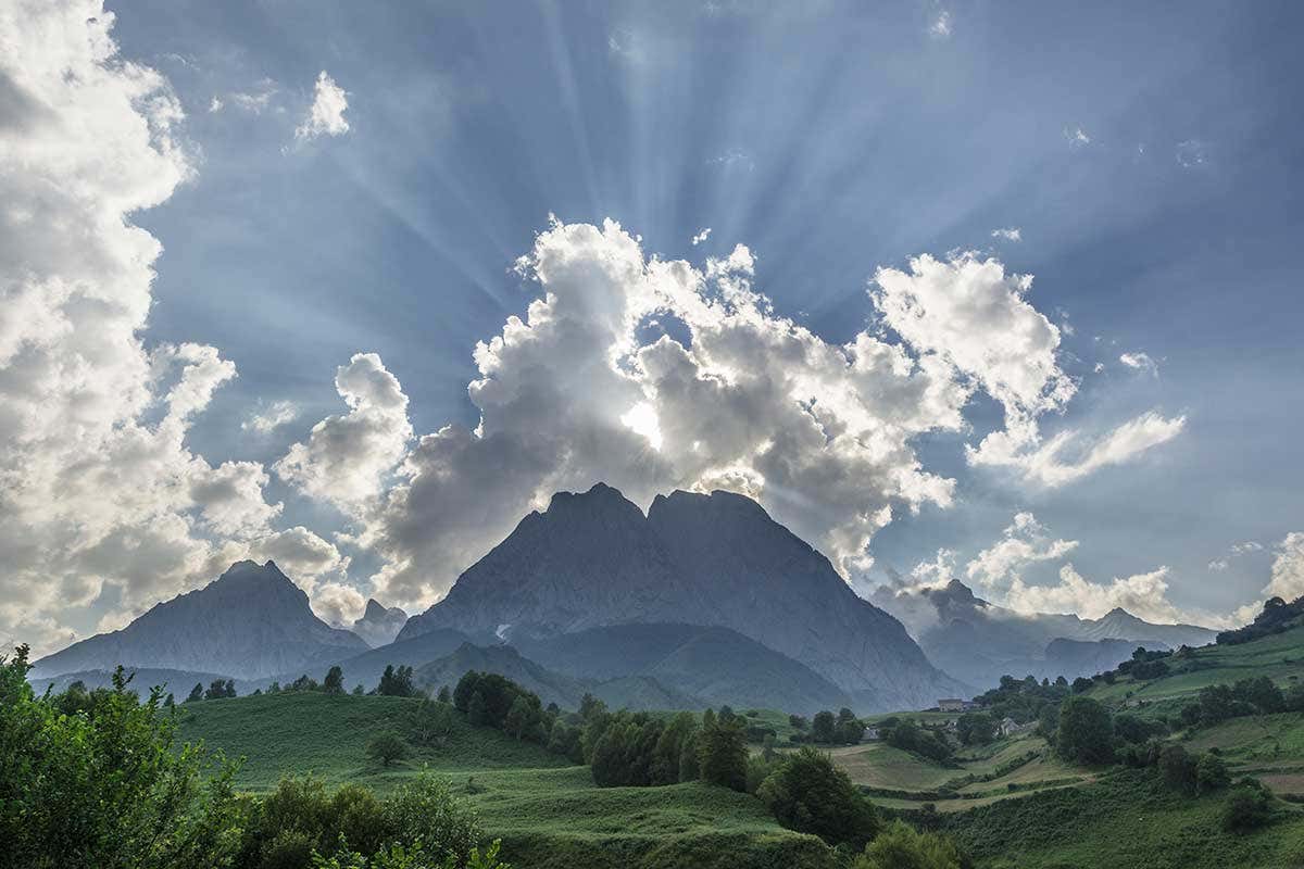 A picture of a mountain