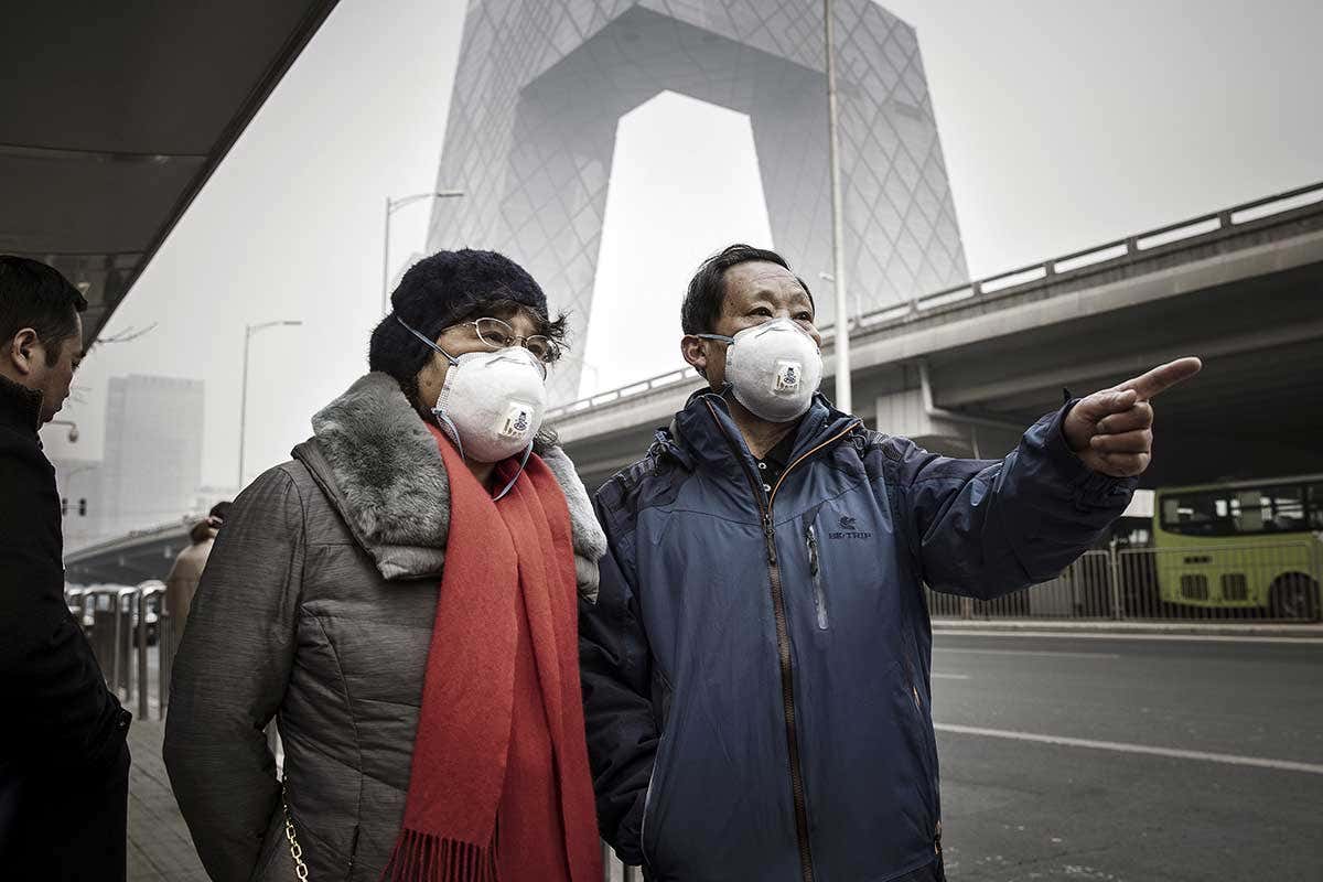 Two people with pollution masks