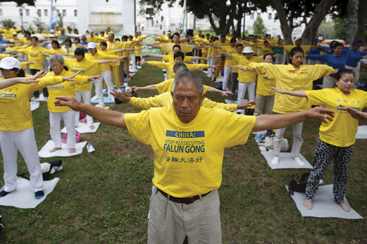 People practise Falun Gong 