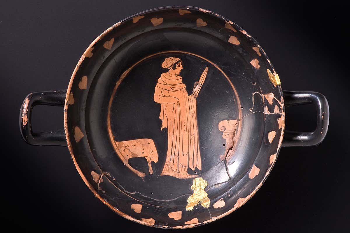 Description:Picture of drinking vessel: Greek drinking cup from the Early Celtic princely burial mound Kleinaspergle. This vessel is similar to those whose pottery fragments were found in the Celtic settlement on the Mont Lassois