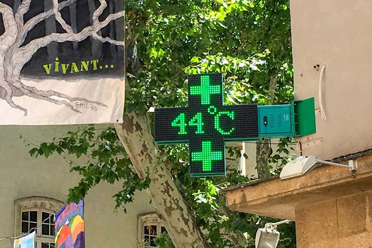 A picture taken on June 28, 2019 shows a pharmacy screen sign indicating the temperature of 44 degrees Celsius in Carpentras, south-eastern France