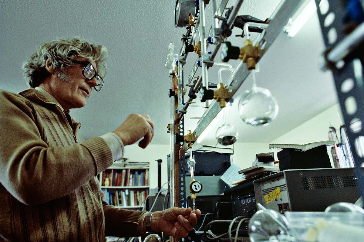 James Lovelock in his home laboratory in 1980