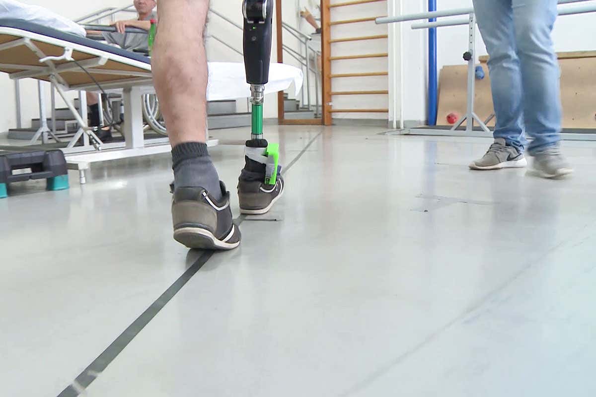 Volunteer finely places the prosthesis with feedback on the straight line