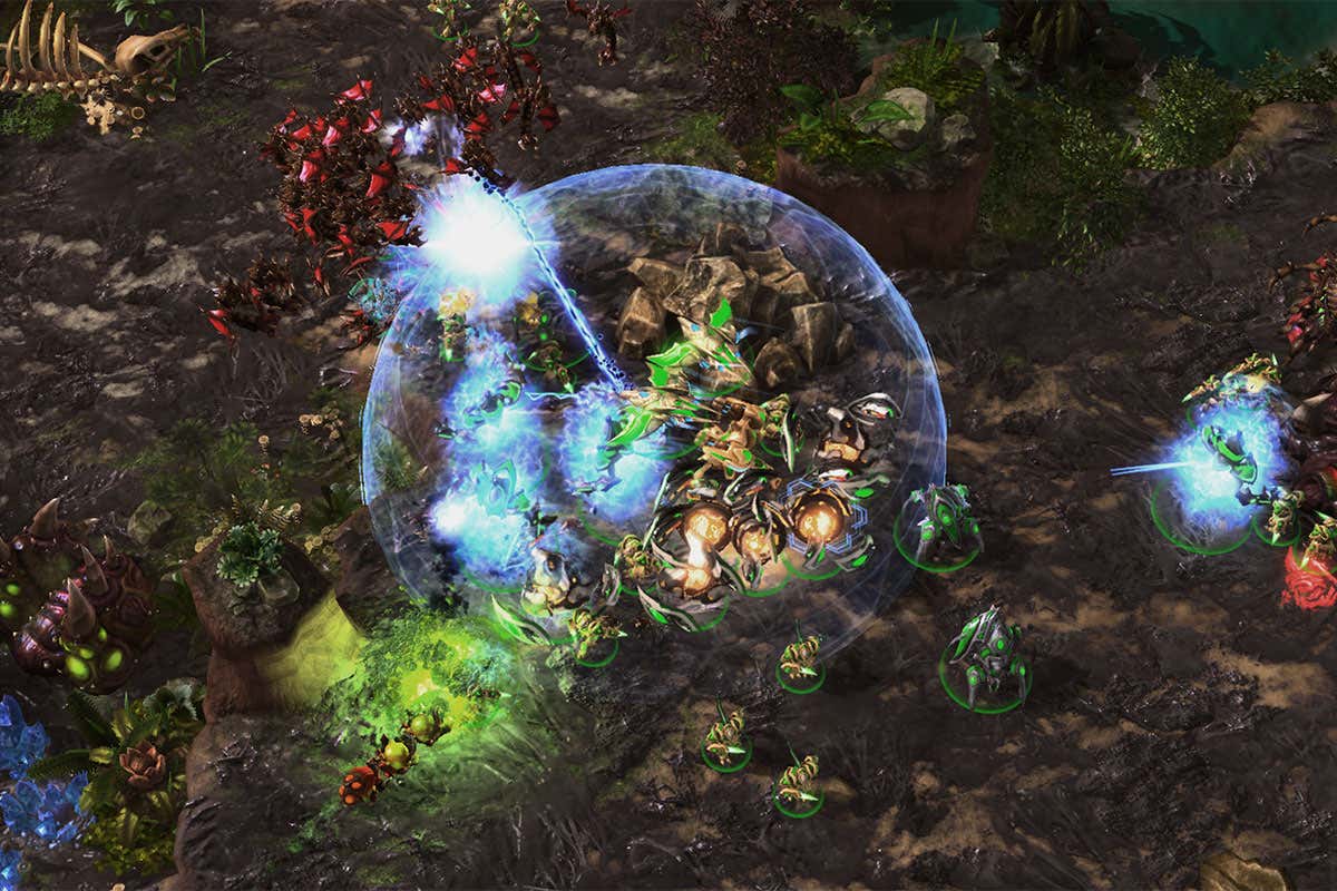 AlphaStar in green dealing with flying units from the Zerg players with a combination of powerful anti-air units