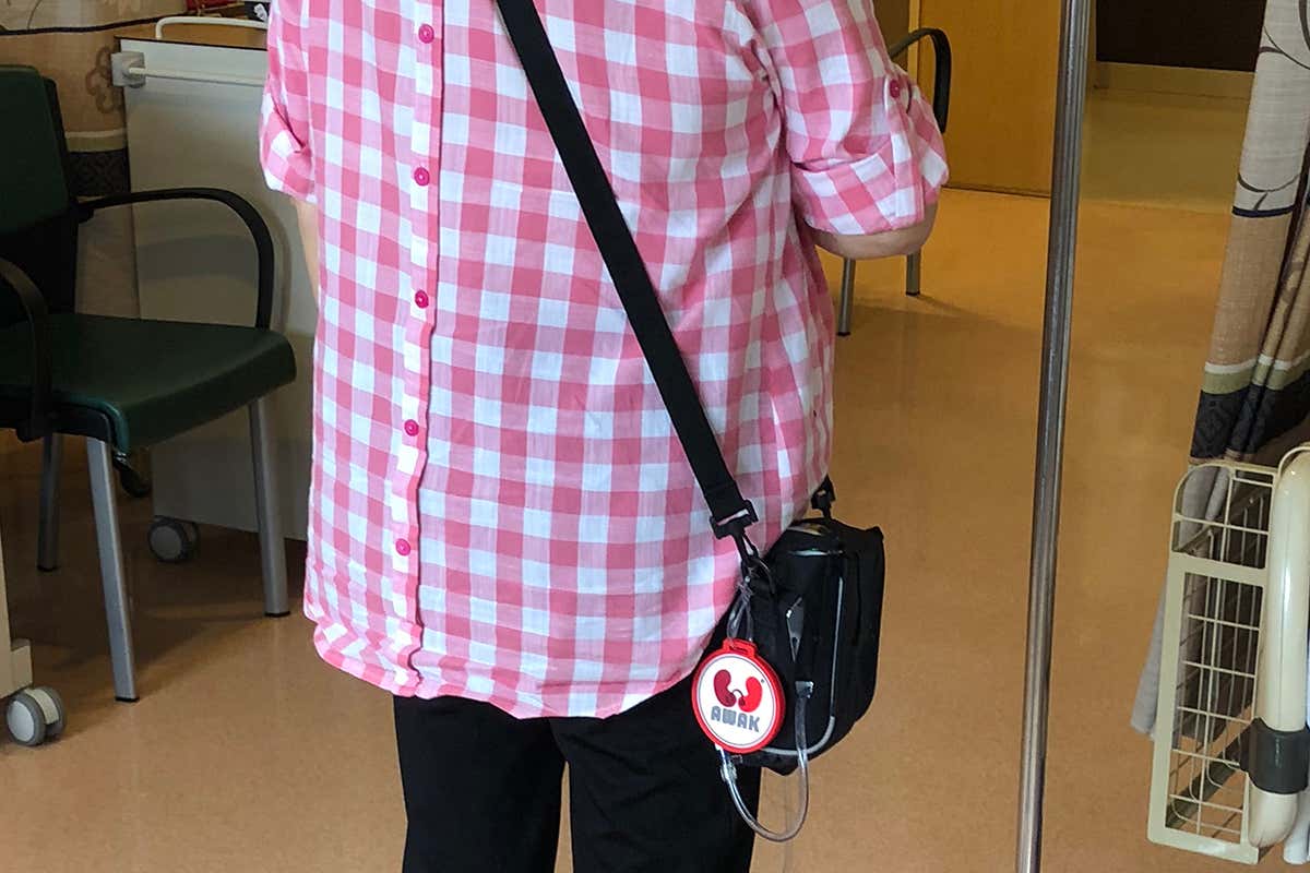 A person wearing the kidney