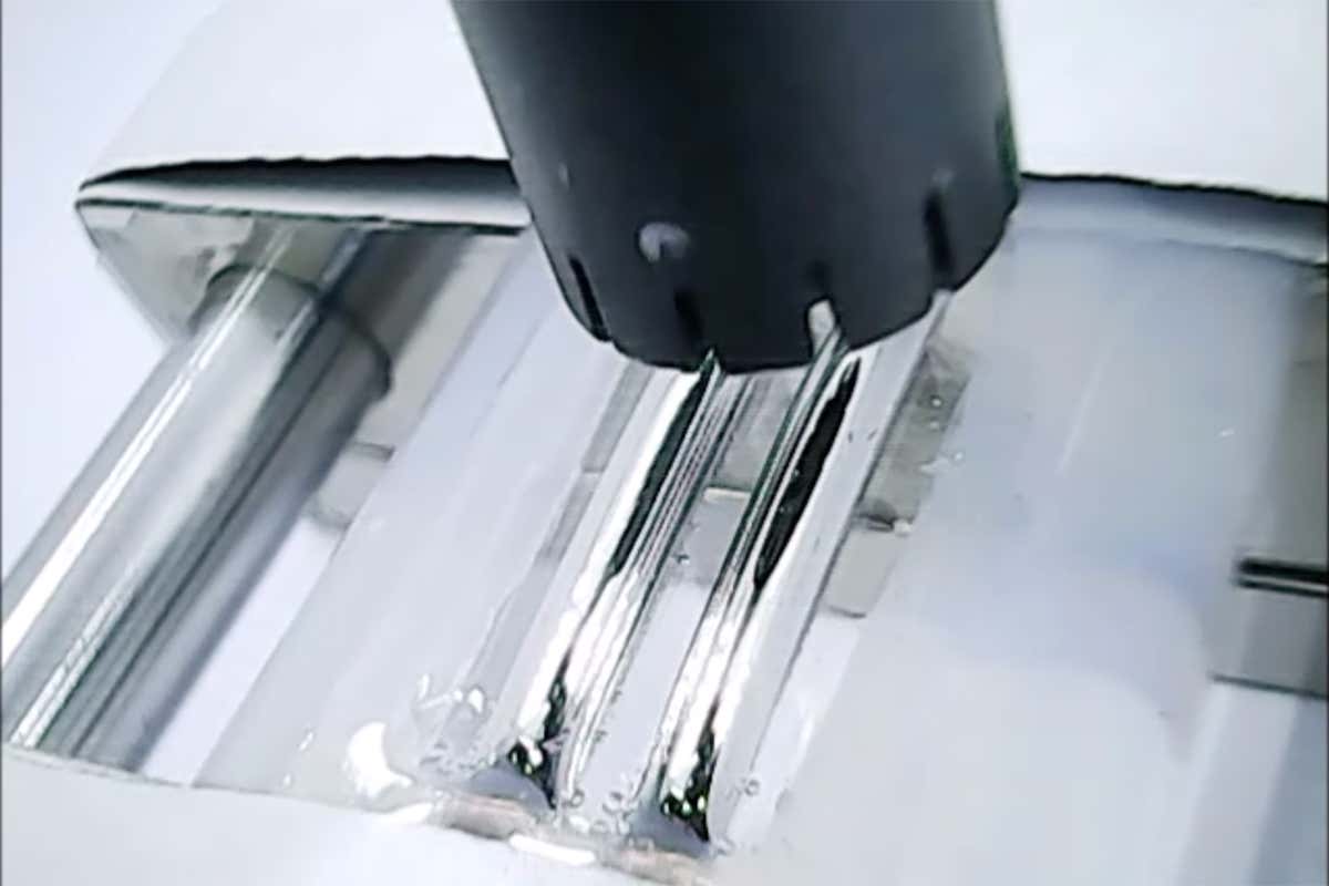 Liquid metal speaker