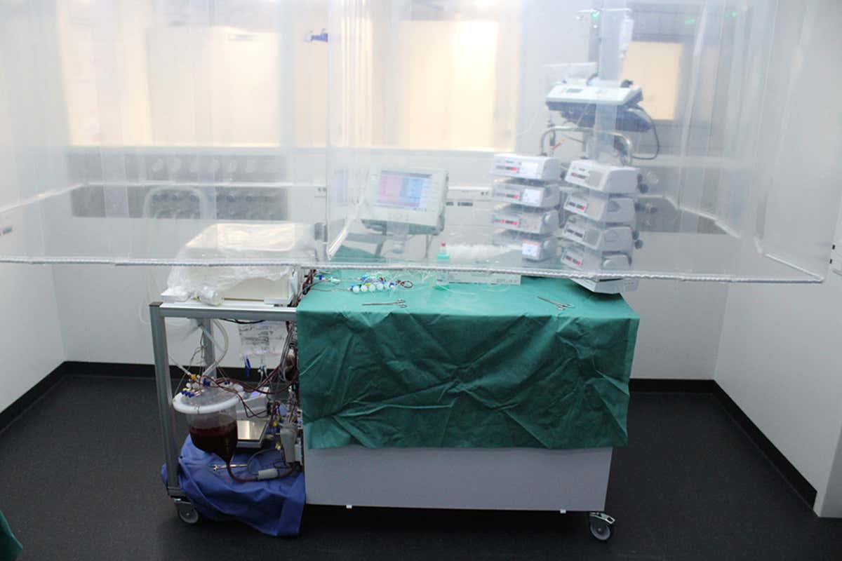 The machine in action. The liver is connected in the white container in the upper left.