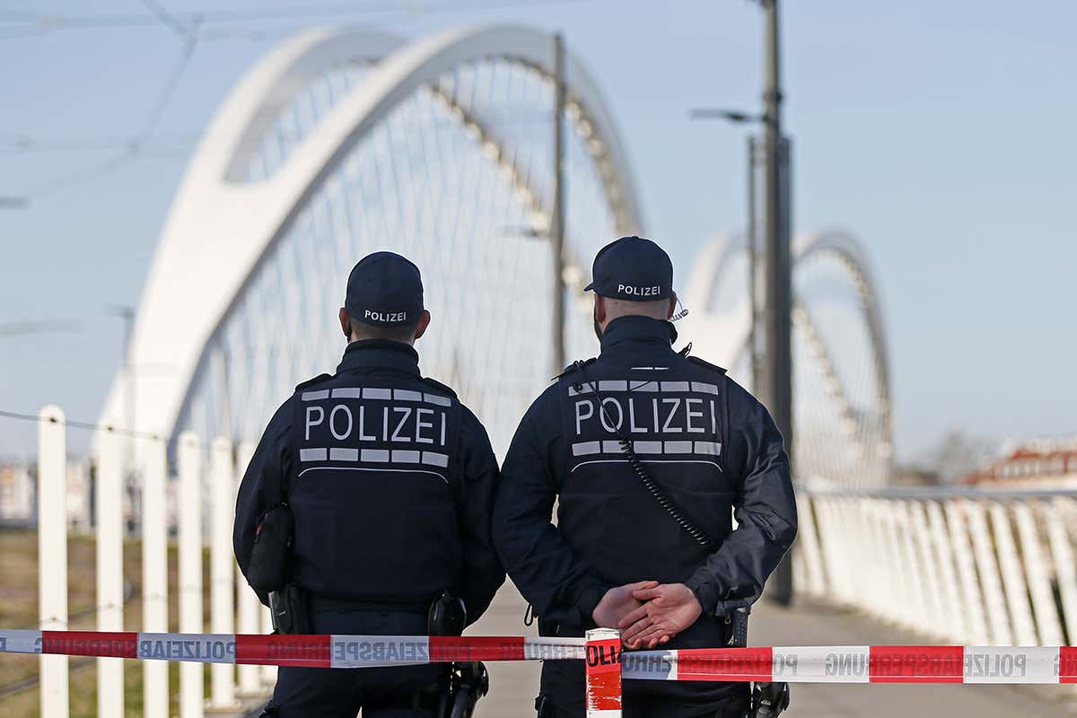 German police at French border
