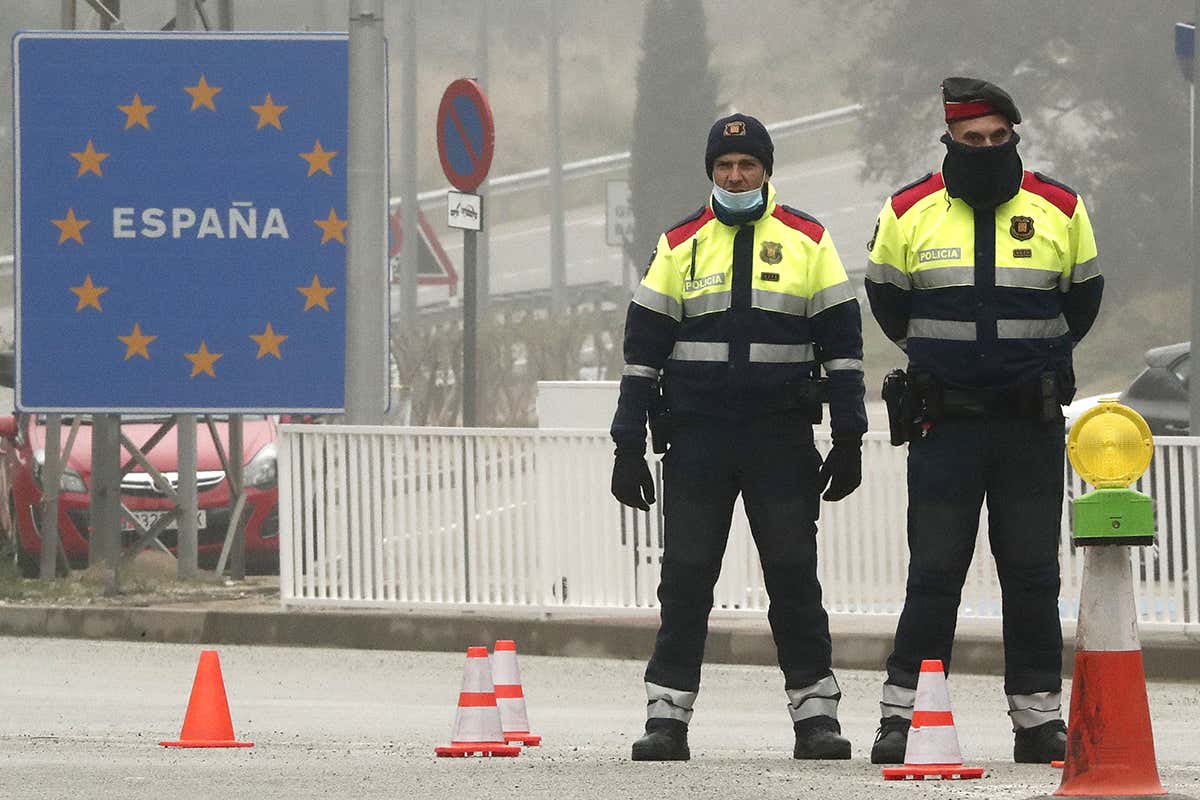 spanish policeman at the border with France