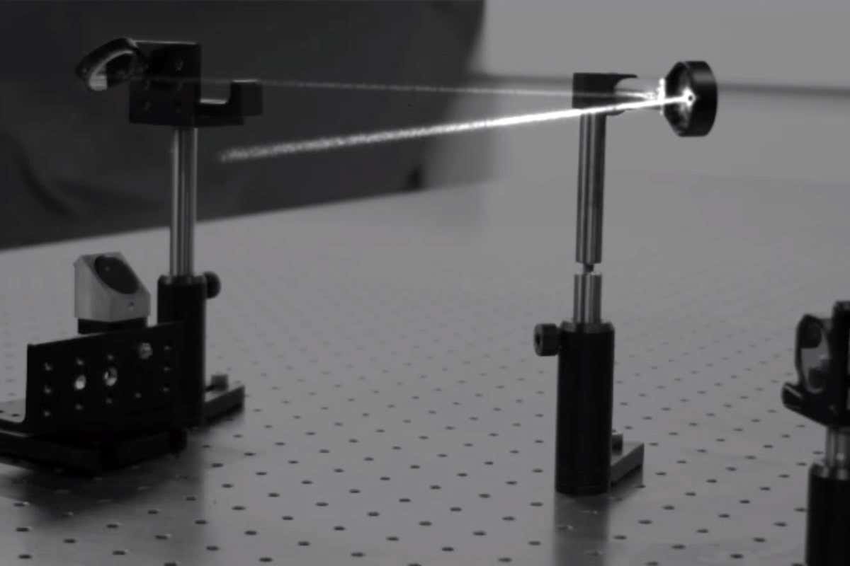 Watch a beam of light bounce off mirrors in ultra-slow motion
