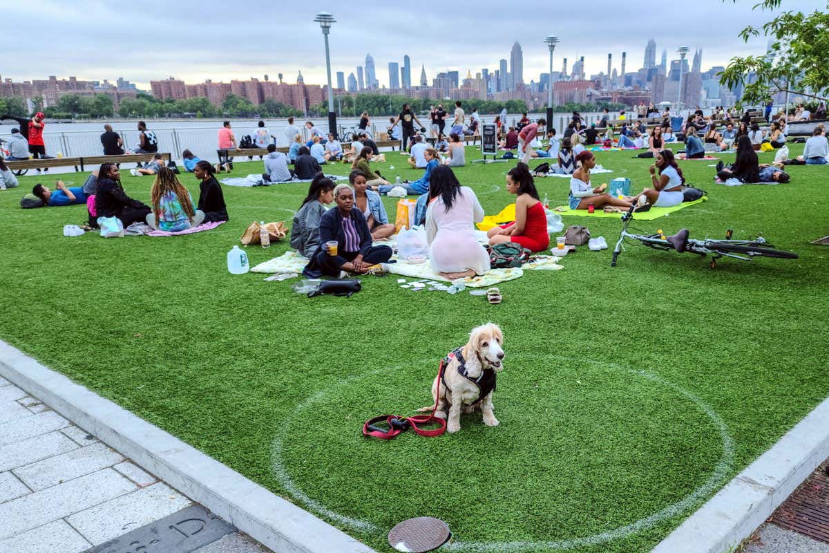 Social distancing in a park