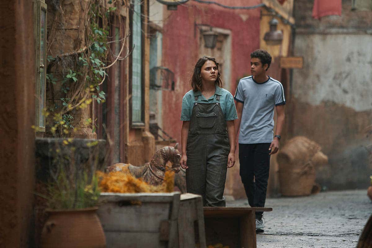 Lyra (Dafne Keen) and Will (Amir Wilson) explore a strange new world