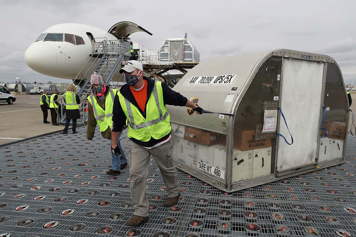 Shipping container of vaccine