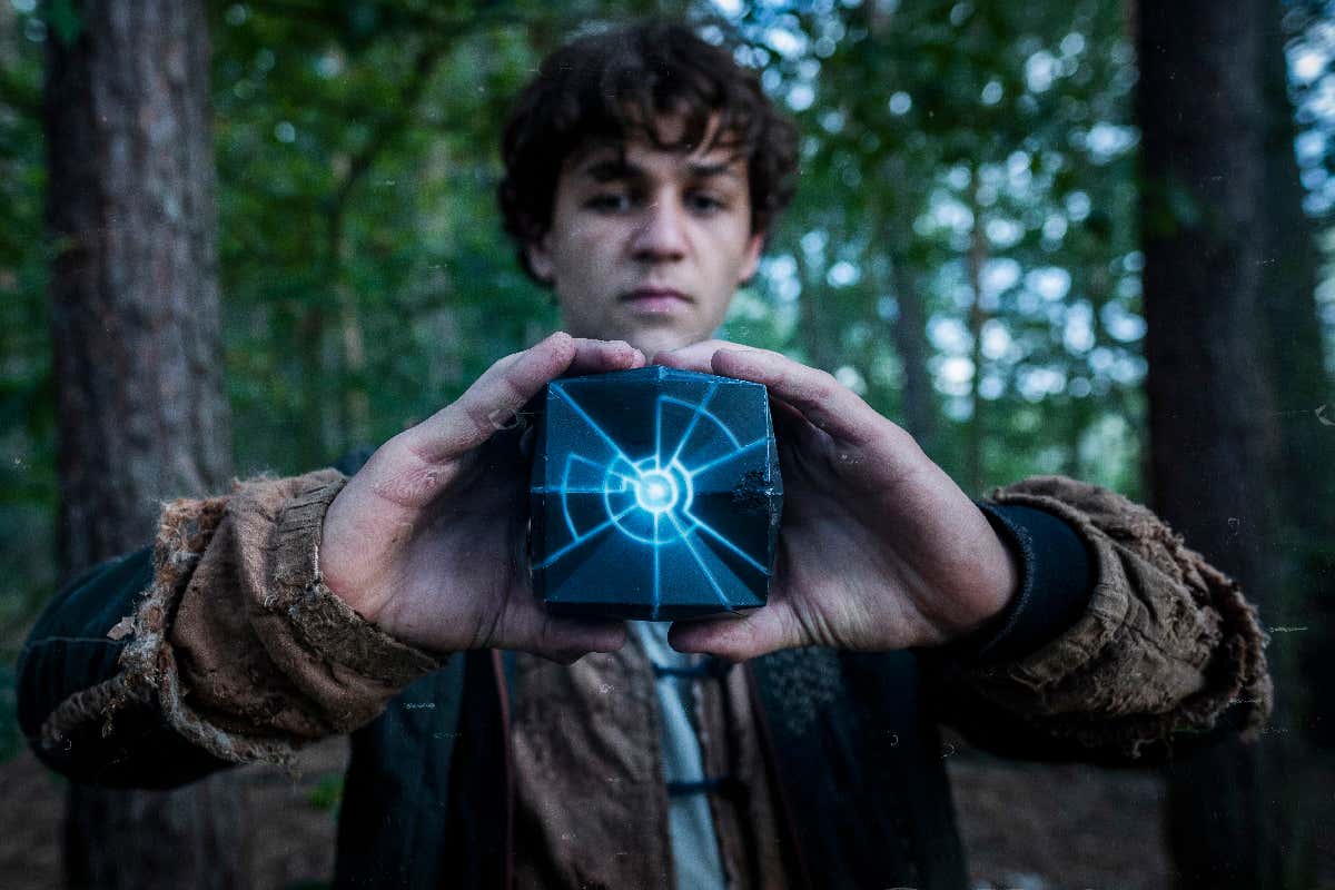 Elja is given a strange cube in Tribes of Europa