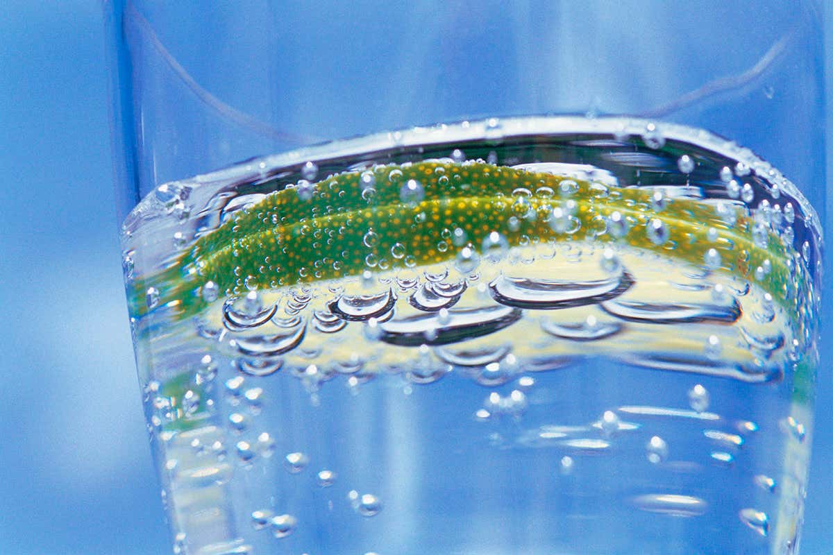 In fizzy drinks, why do only larger bubbles oscillate as they rise?