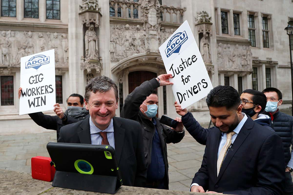 Uber drivers outside UK's Supreme Court
