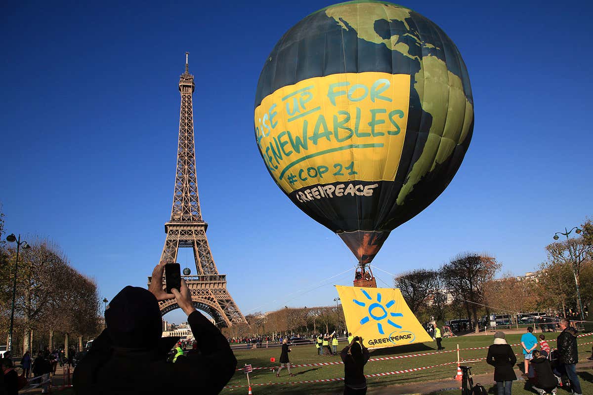 Greenpeace balloon in front of the Eiffel tower