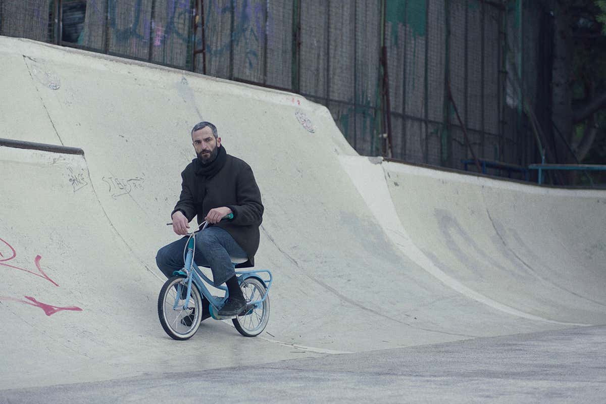 Apples review: A timely story of a pandemic that leads to memory loss