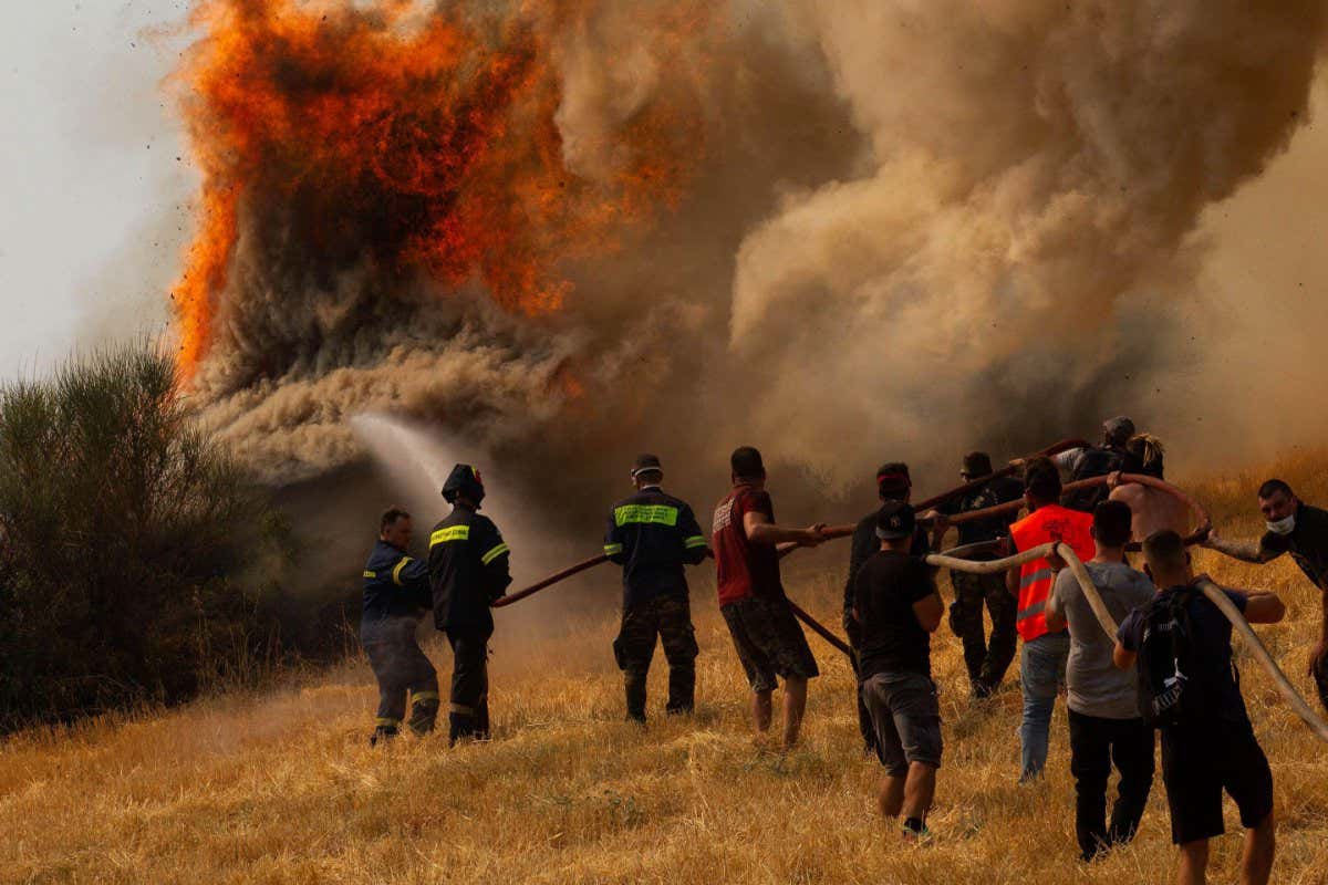 2GC5BGB Afidnes, Greek capital of Athens. 6th Aug, 2021. Firefighters and volunteers try to put out a fire in Afidnes, some 30 kilometers away from the Greek capital of Athens, on Aug. 6, 2021. Greek authorities said on Friday that three people have been arrested for suspected arson, as devastating wildfires continue to scorch thousands of hectares of forest land across the country.TO GO WITH