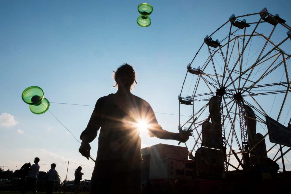 JW9NTW Arthur Hyam, Diabolo artist performing with Gypsy Disco and Spiegel Circus at the